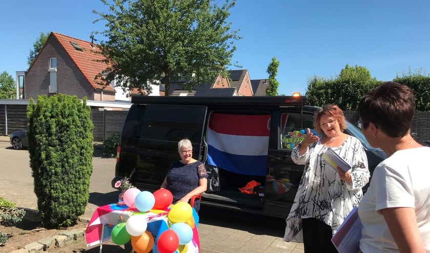 Een stralende Jolanda Oonk mag haar welverdiende diploma in ontvangst nemen. Foto: Cindy Wiegerinck
