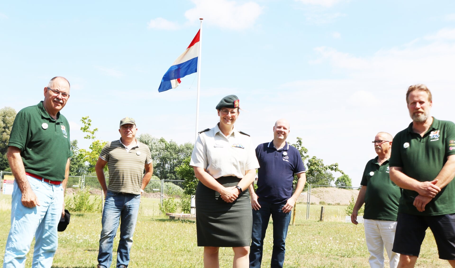 De veteranen waardeerden het bezoek van kolonel Nicole de Wolf (midden). Foto: Arjen Dieperink