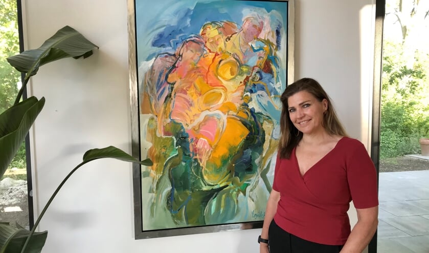 Manon Bagijn is blij met het kunstwerk dat ze huurt van Kunst of Art. “Ons huis staat midden in het groen. Dat is eigenlijk al een schilderij op zich. Daarom wilden we juist felle kleuren aan de muur. Kunst maakt je interieur echt af.” Foto: Manon Bagijn