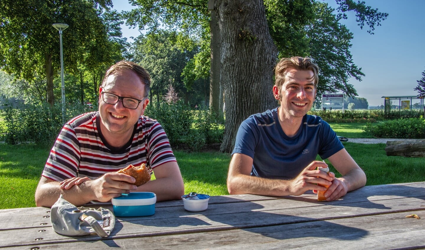 Wouter Witteveen en Paul Hofman moe maar voldaan aan het ontbijt in Drempt. Foto: Liesbeth Spaansen