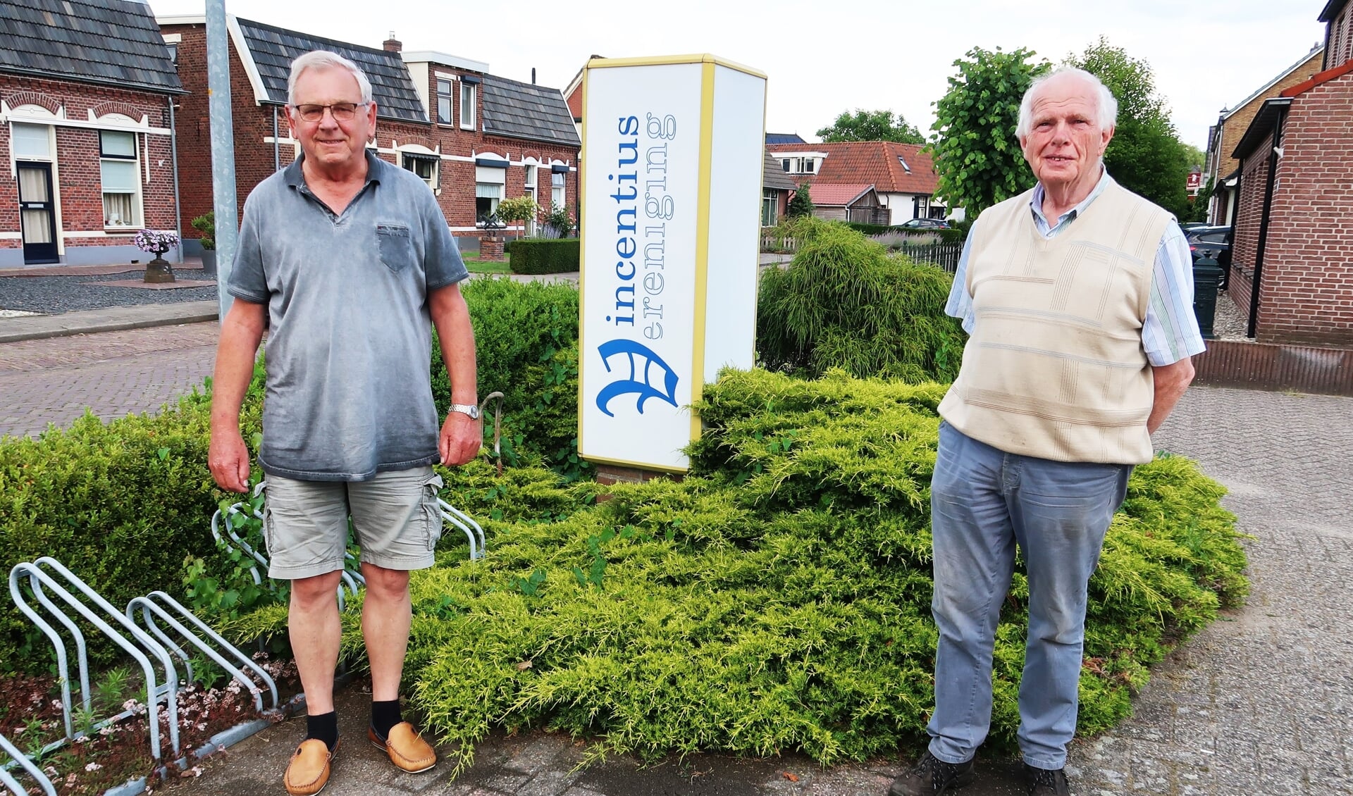 Gerard Wissink (rechts) en Tonny Starte nabij het Vincentiushuis in Groenlo, tevens uitgiftepunt van de Voedselbank Oost-Achterhoek. Foto: Theo Huijskes