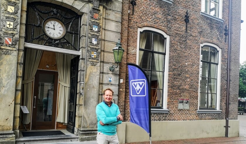 <p>Ramón Bakhuizen voor het VVV-kantoor dat wordt omgetoverd tot Inspiratiepunt. Foto: Henri Bruntink</p>