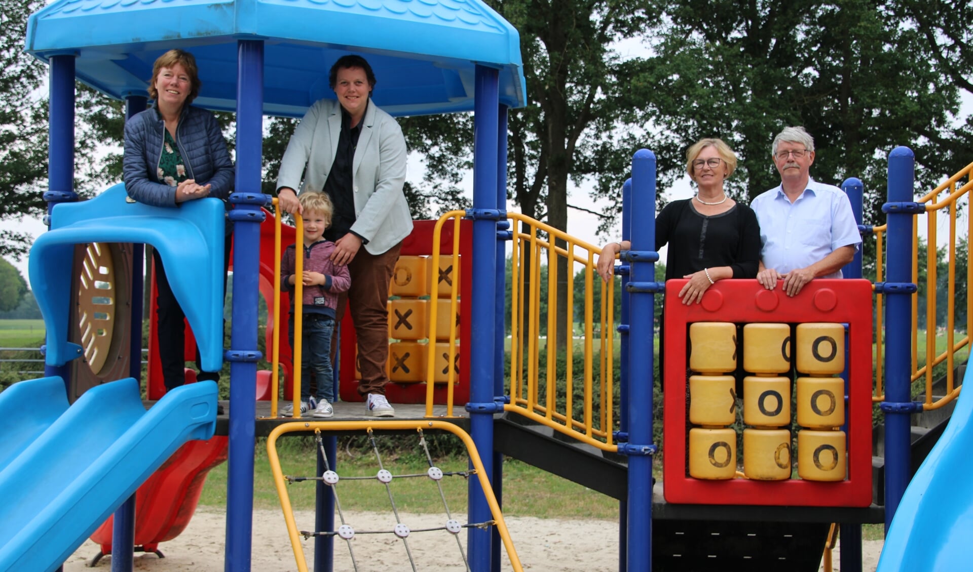 Joke (uiterst links) en Suzanne Ruesink, met (klein)zoon Luca, en rechts Ina en Jan Hofsteenge, op één van de vele toestellen in de speeltuin van 't Schepersveld. Foto: Lydia ter Welle