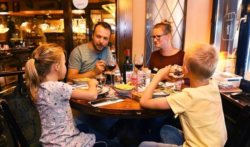 Clément Vlasblom, Karin Kappert en hun kinderen Lynn en Stijn zitten eindelijk weer eens bij Paddy's aan tafel. (foto Roel Kleinpenning)