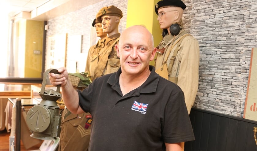 Suppoost Jeroen Albers verwelkomt de bezoekers van het bevrijdingsmuseum. Foto: Arjen Dieperink
