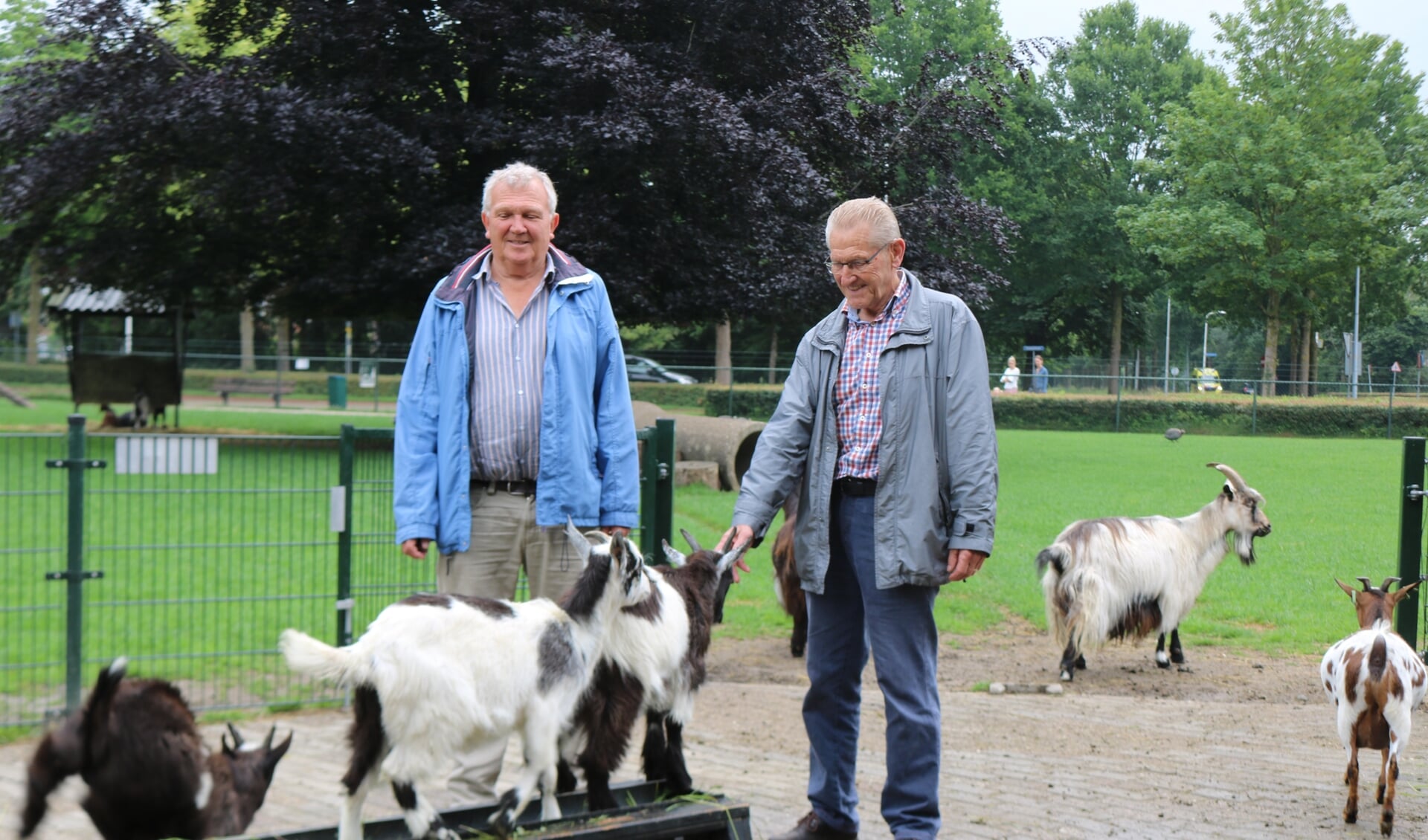 Voorzitter Van Geel en secretaris Strijdveen roepen op Dierenweide 't Spiker te steunen. Foto: Arjen Dieperink