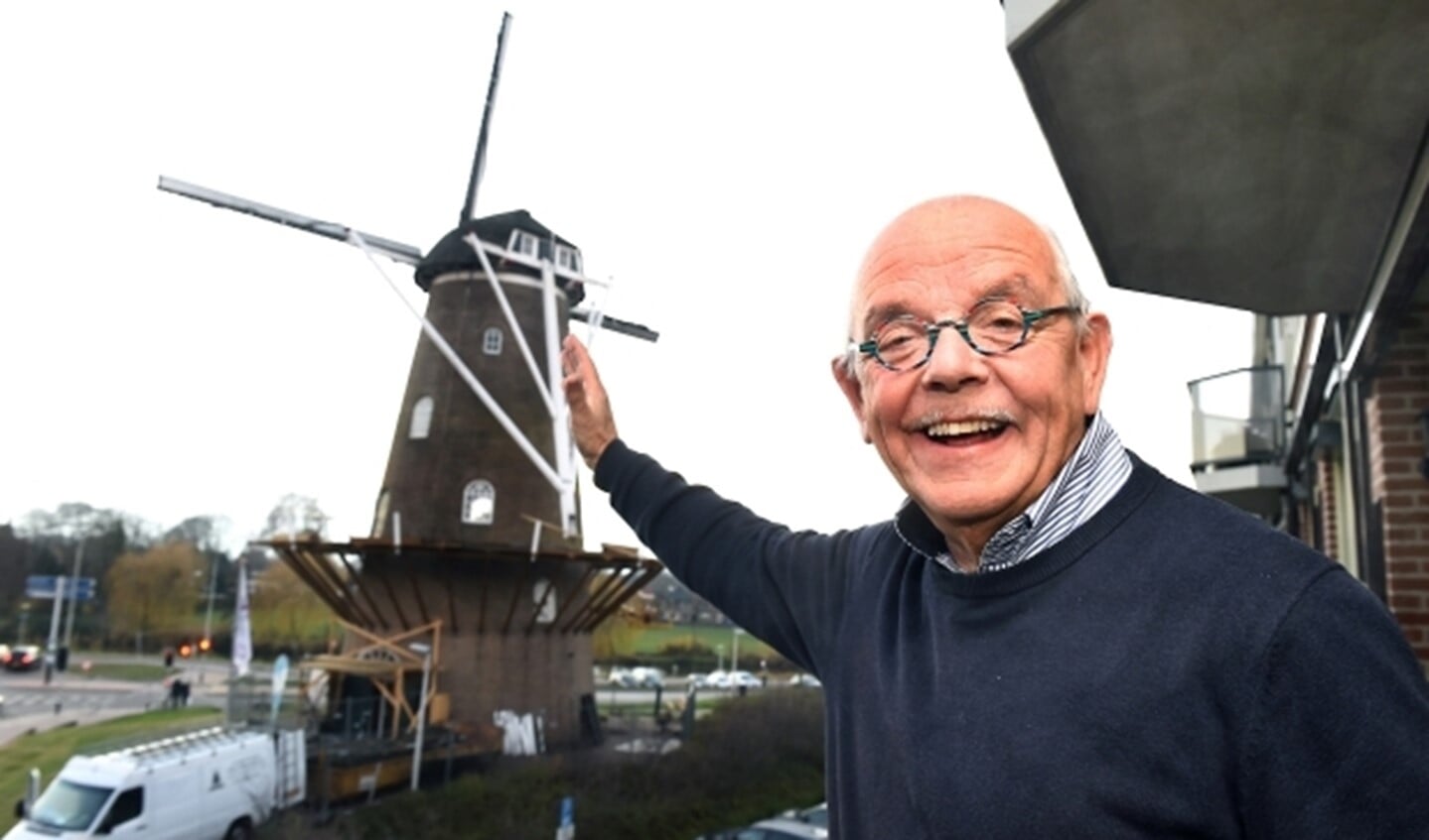 Ben Beijer kijkt uit op de Walmolen vanaf zijn appartement. (foto: Roel Kleinpenning)
