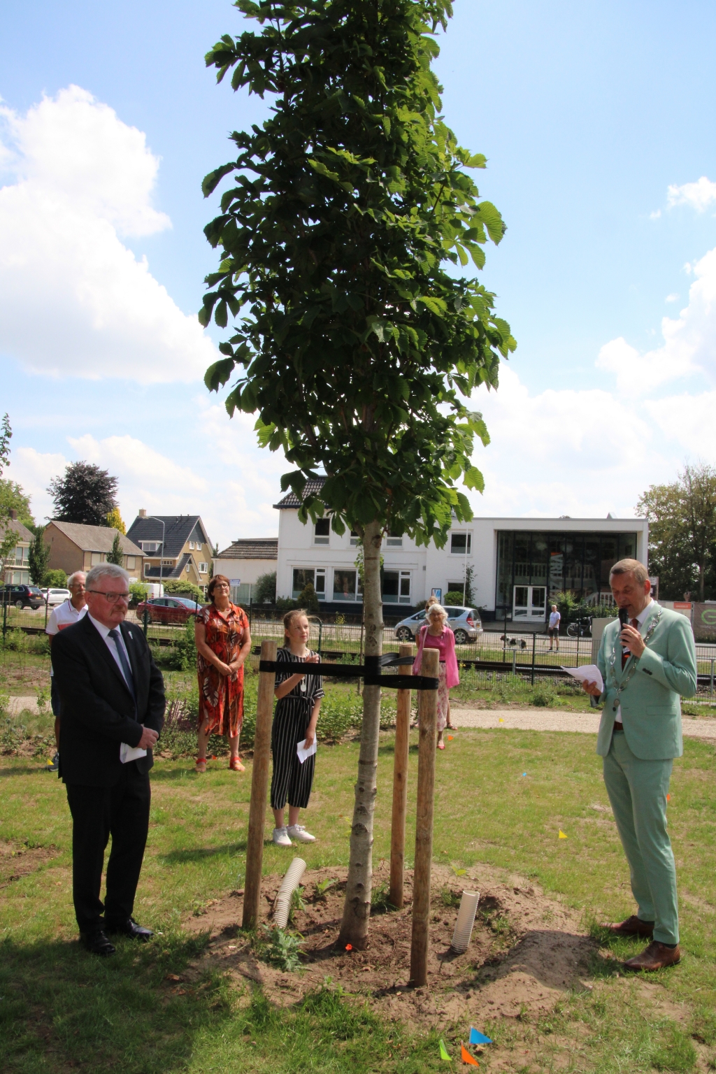 Burgemeester Anton Stapelkamp spreekt bij de Vrijheidsboom. Links burgemeester Nebelo, achter de boom kinderburgemeester Rosanne Lohuis. Foto: Lydia ter Welle