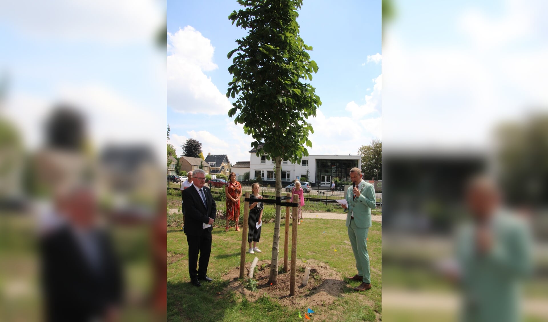Burgemeester Anton Stapelkamp spreekt bij de Vrijheidsboom. Links burgemeester Nebelo, achter de boom kinderburgemeester Rosanne Lohuis. Foto: Lydia ter Welle