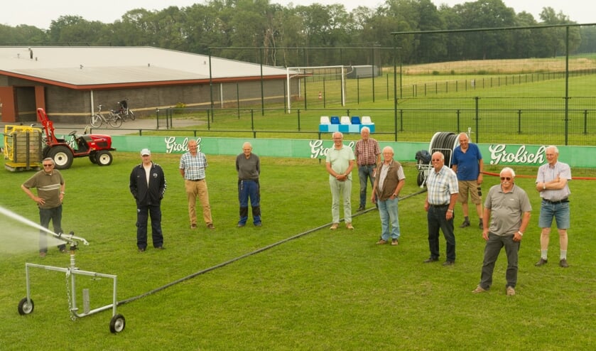 Vrijwilligers van FC Trias die dagelijks zorgen voor het sproeien van de grasvelden op 't Huitinkveld. Foto: PR FC Trias