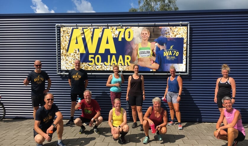 Atleten van de C-groep poseren, voorafgaand aan hun virtuele Grachtenloop. Foto: Sandra Wassink