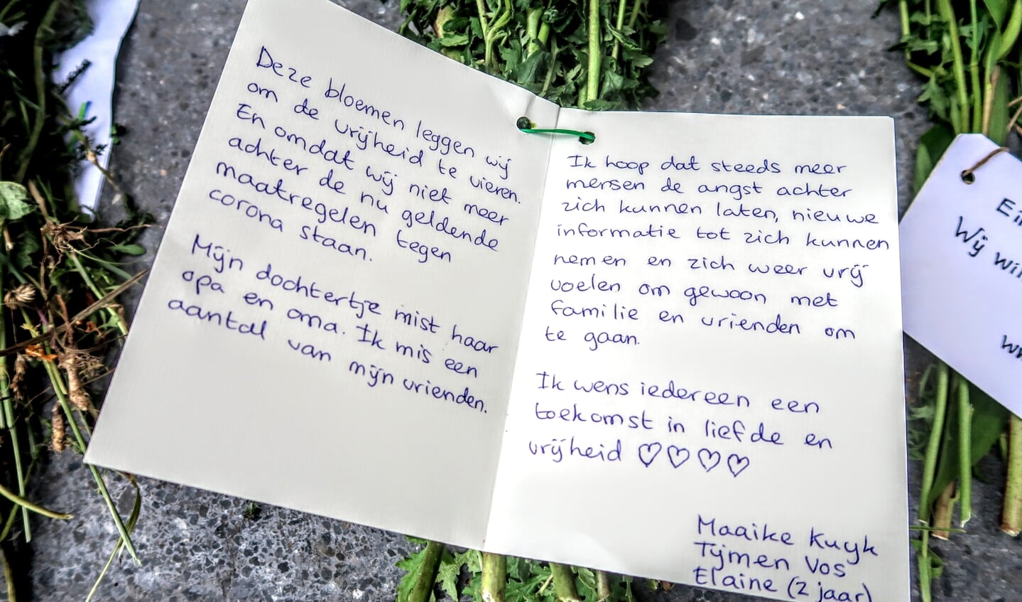 Bloemen met kaartjes bij het gemeentehuis in Hengelo. Foto: Luuk Stam