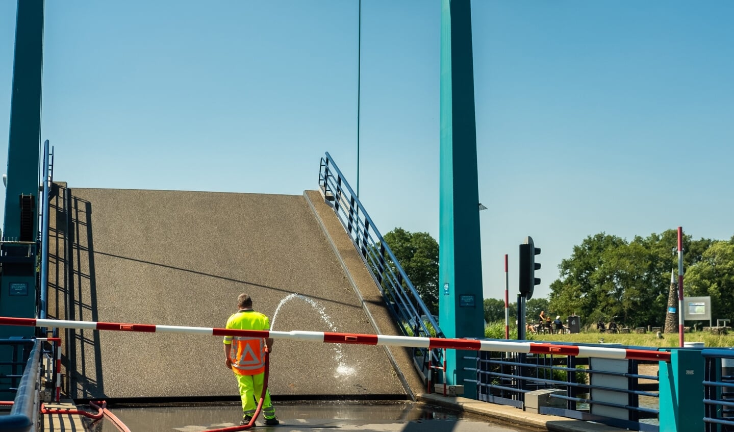 Brug bij Laag Keppel over de Oude IJssel wordt gekoeld met water. Foto: Burry van den Brink