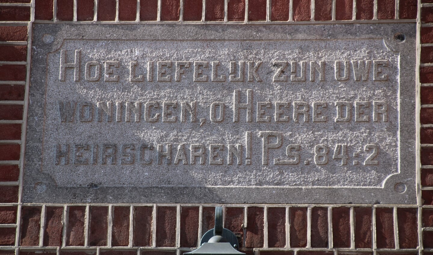 De tekst uit de psalm boven één van de toegangsdeuren van de Oosterkerk. Foto: Lydia ter Welle