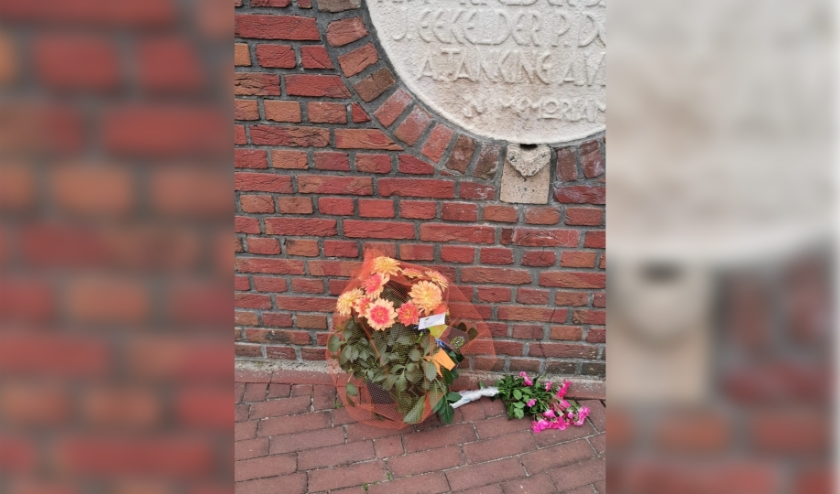 Bloemen bij het gemeentehuis. Foto: PR