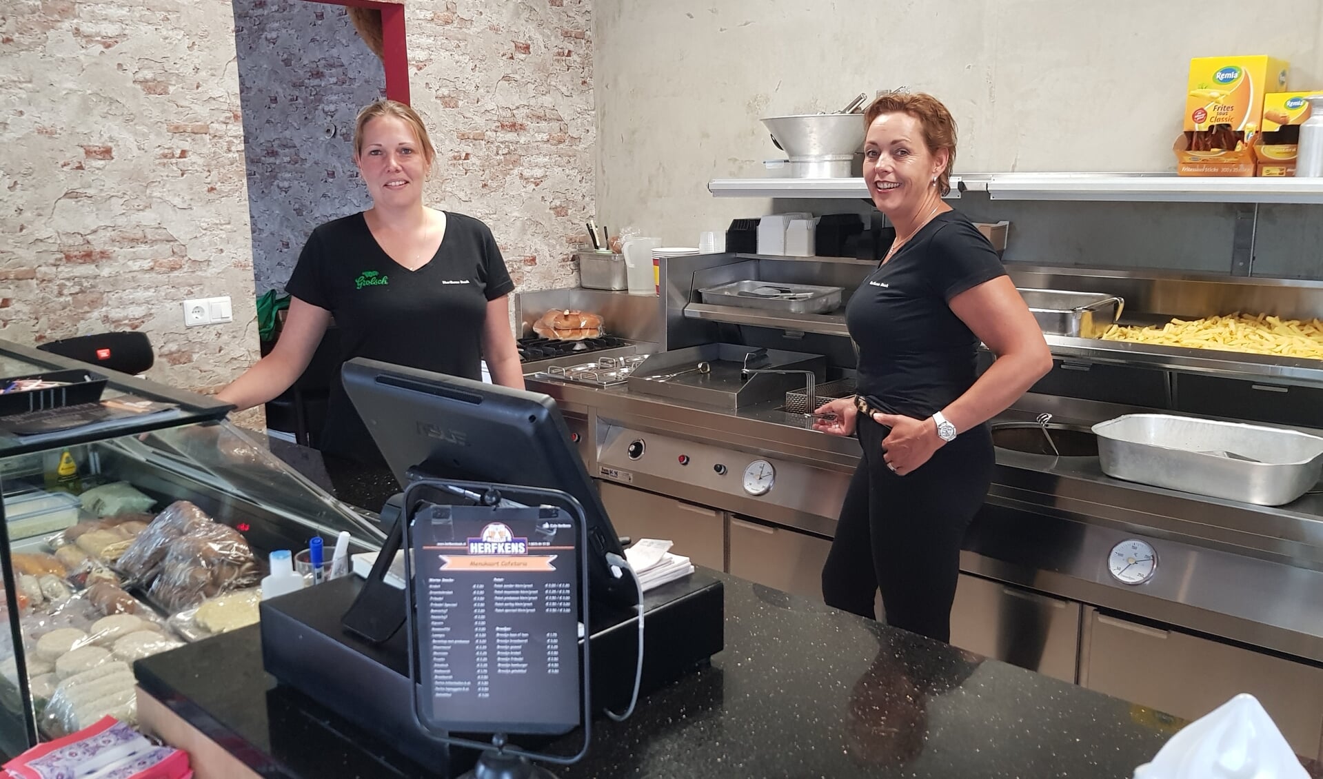 Tineke Herkens en Ria Kapper in de nieuwe cafetaria bij café Herfkens. Foto: Alice Rouwhorst