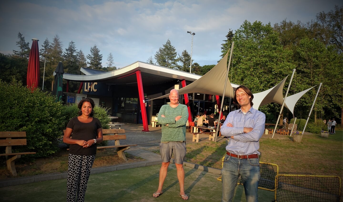 Vlnr: Selma Lotterman, Bas van Bolhuis en voorzitter Tom van der Laan van LHC. Foto: Henri Bruntink