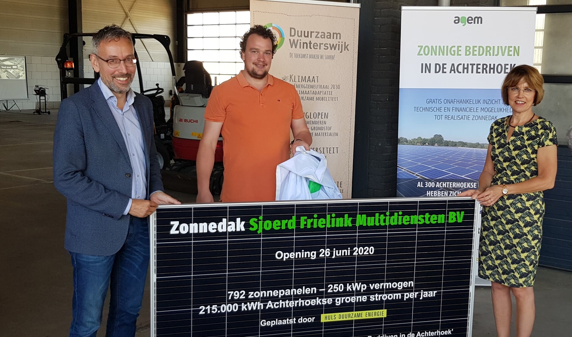 Jan van der Meer (links), Sjoerd Frielink en Tineke Zomer onthullen een informatief zonnepaneel. Foto: Han van de Laar