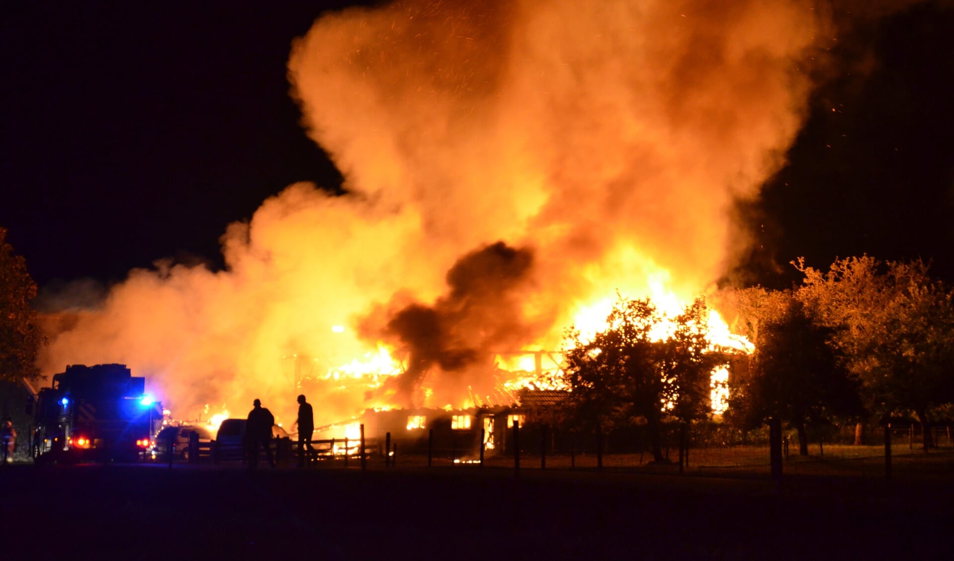 Uitslaande brand in woonboerderij en bijbehorende schuren in Almen. Foto: GinoPress B.V. 