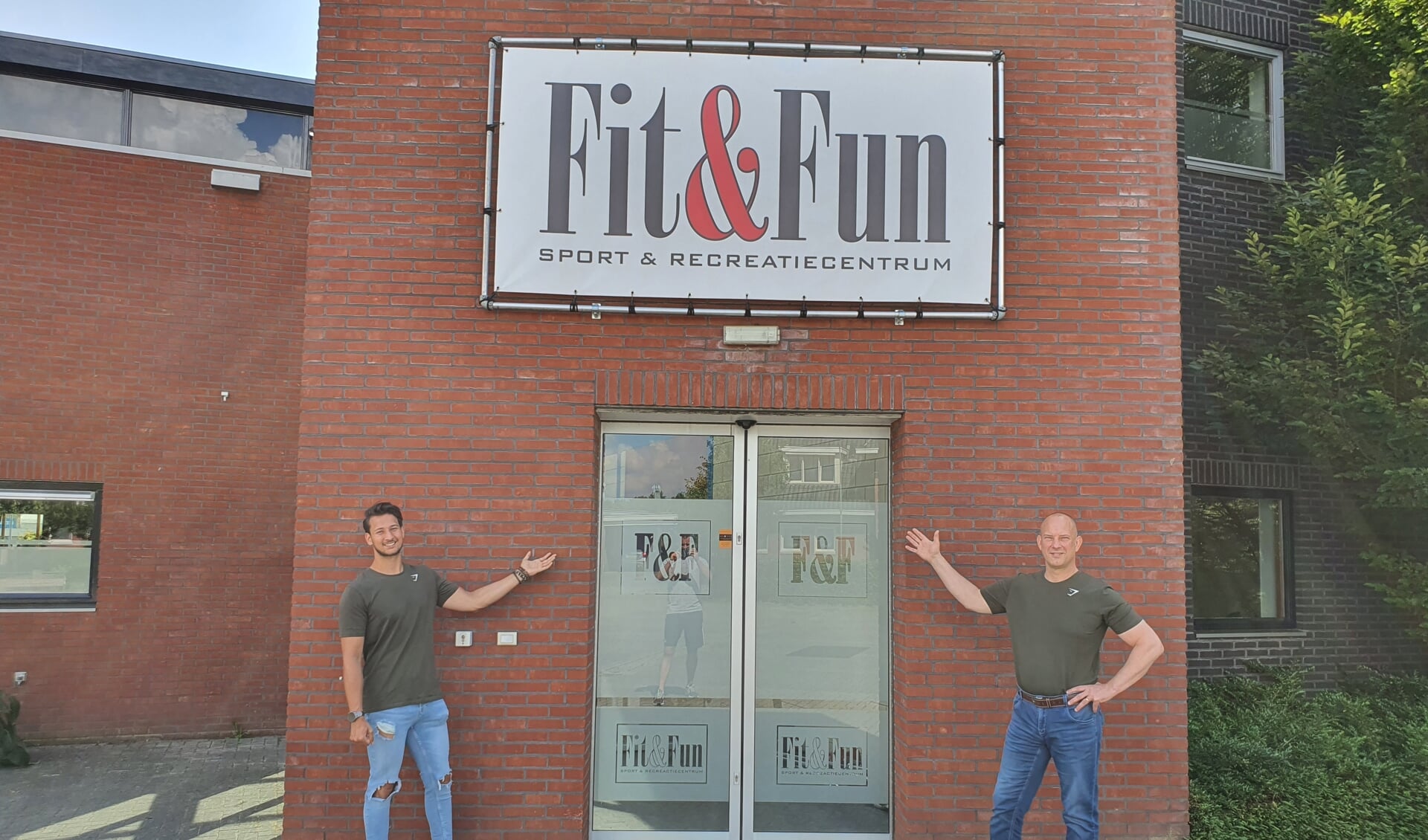 Alain (rechts) en Jamie Piek bij de entree van Fit&Fun. Foto: PR