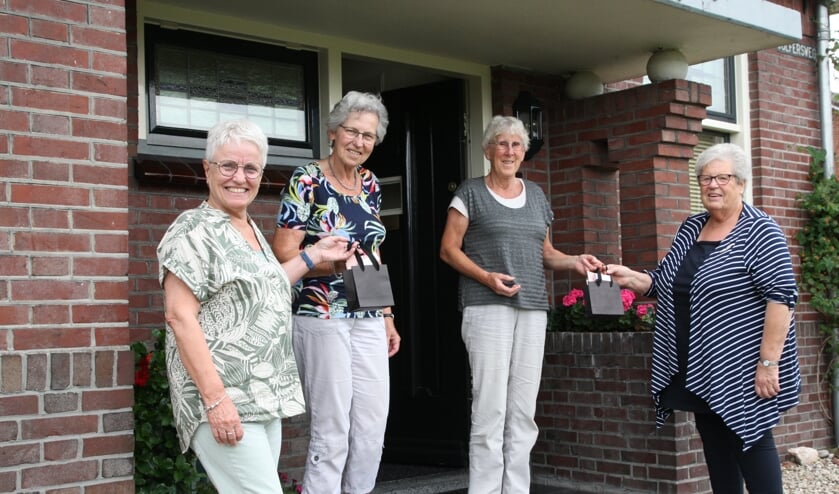 De zomergroet wordt overhandigd. Foto: Dick Lammers