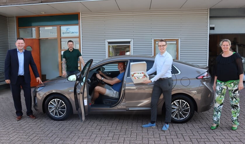 V.l.n.r.: Marcel Klomps (verkoopleider Herwers Doetinchem), Wijnand Geerdink, Jos Gelling, Gerben Siebers (Herwers Lease) en Annemarie v/d Bend (Herwers Lease). Foto: PR