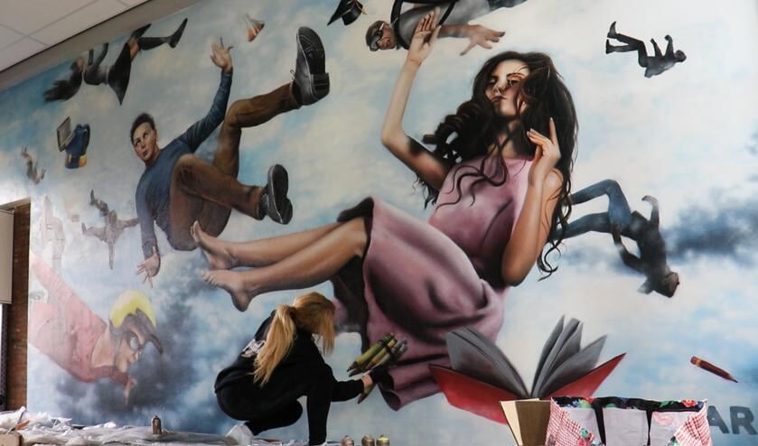 Street art artist Rosalie de Graaf aan het werk op Marianum in Lichtenvoorde. Foto: RoosArt