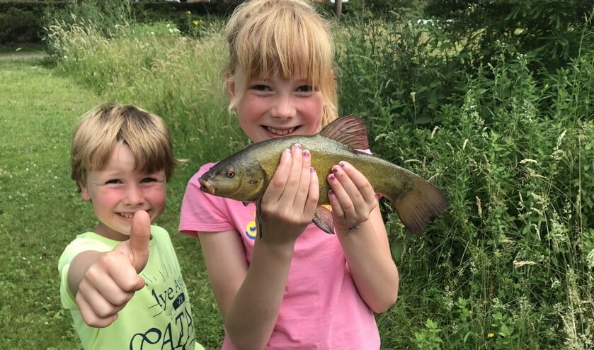 Mies Wouters ving een mooie zeelt. Broertje Oskar vindt dat zijn zus dat goed gedaan heeft. Foto: PR GHV