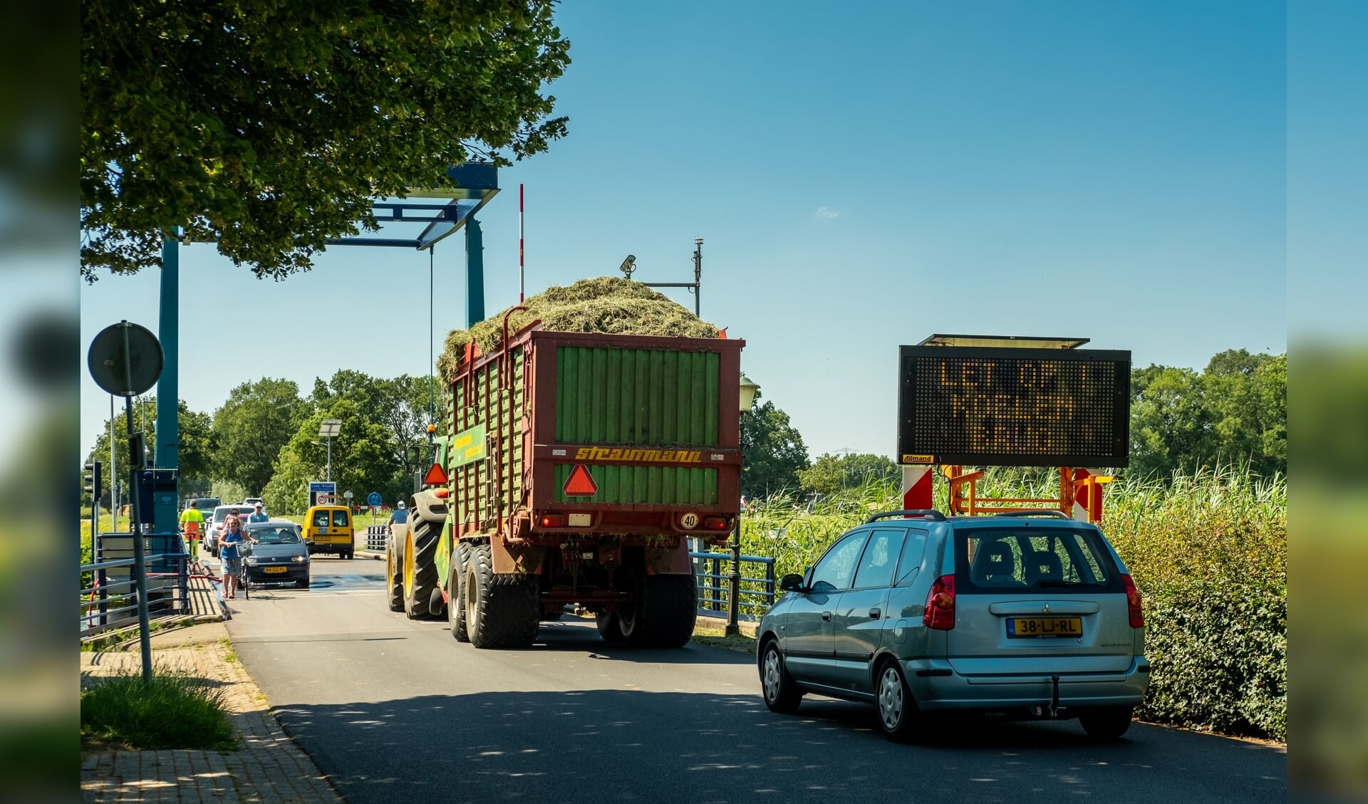 Brug bij Laag Keppel over de Oude IJssel wordt gekoeld met water. Foto: Burry van den Brink