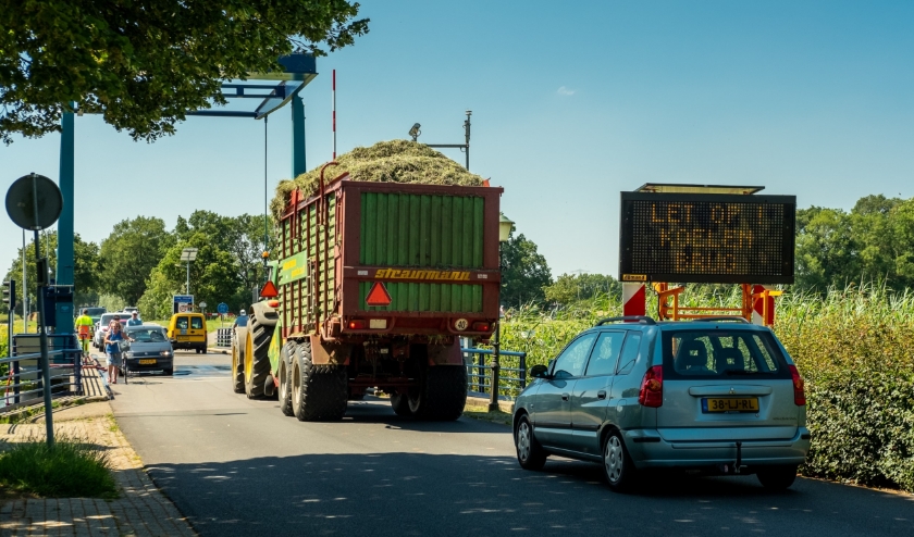 Brug bij Laag Keppel over de Oude IJssel wordt gekoeld met water. Foto: Burry van den Brink