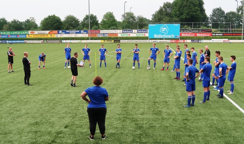 De eerste groepstraining van de eerste selectie van Grol onder leiding van de nieuwe hoofdtrainer William Krabbenborg. Foto: Theo Huijskes
