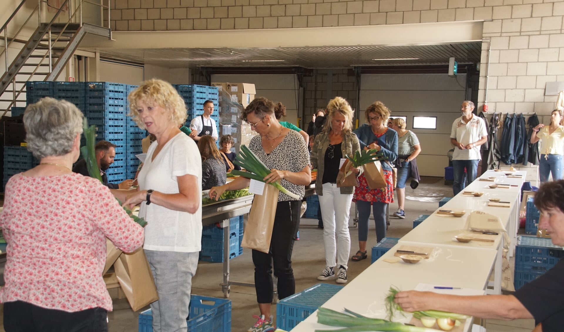 De deelnemers pakken de spullen die ze nodig hebben voor hun 'bloemschikopdracht' met prei. Foto: Frank Vinkenvleugel