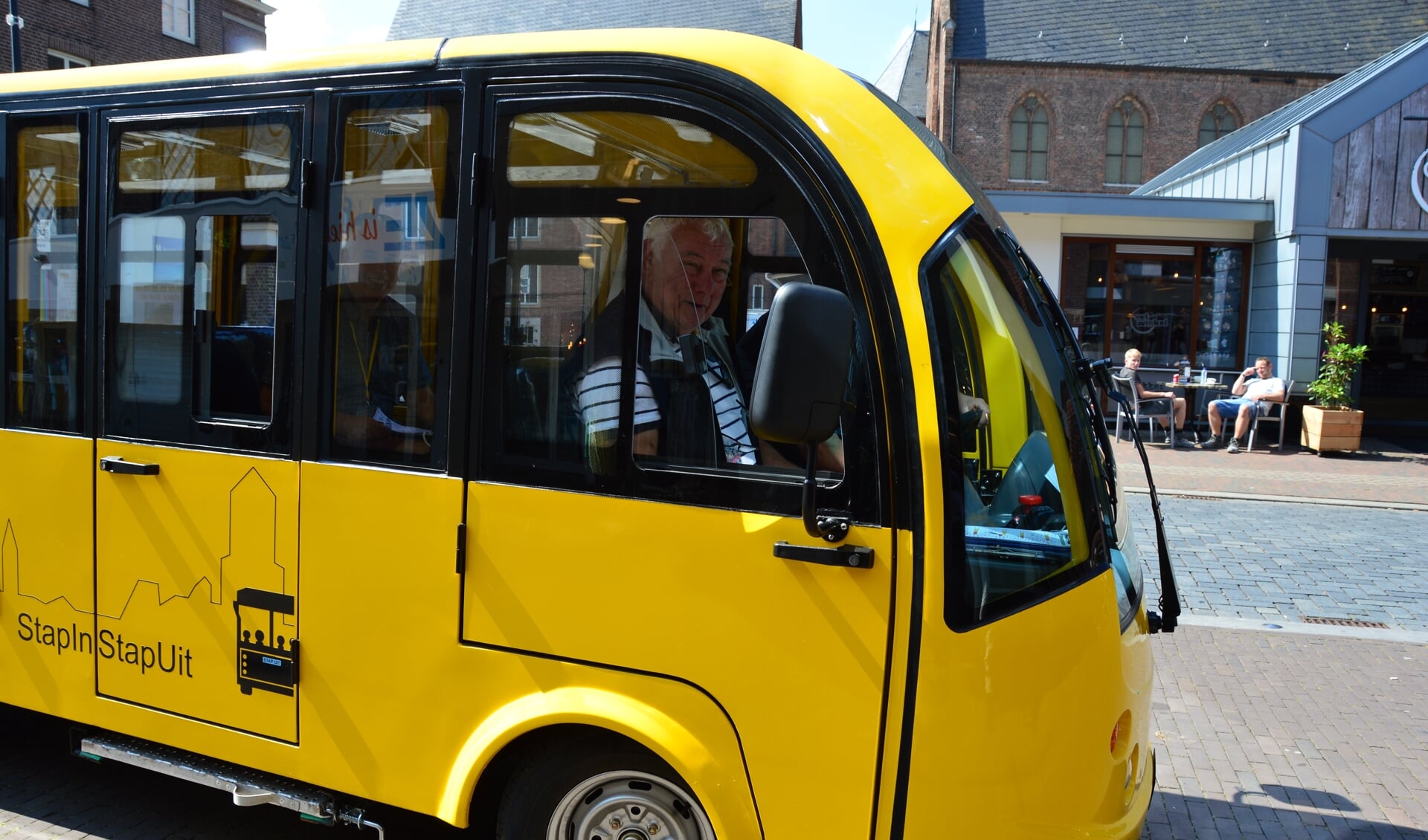 De gele stap-in-stap-uit busjes mogen voorlopig vanwege de Wegenverkeerswet niet de weg op. Foto: Alize Hillebrink