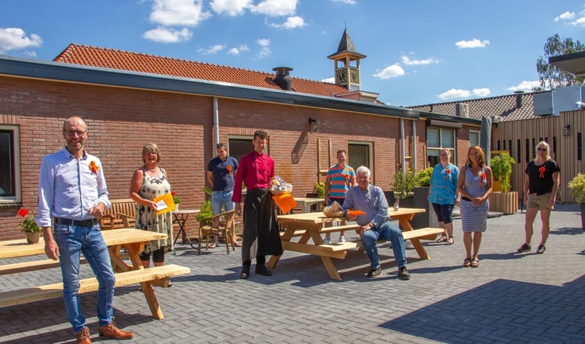 Bestuursleden van Stichting Oranjefeesten Toldijk, penningmeester Nieuw Leven Annet Voorburg en Jurgen en Johan Wunderink. Foto: Liesbeth Spaansen