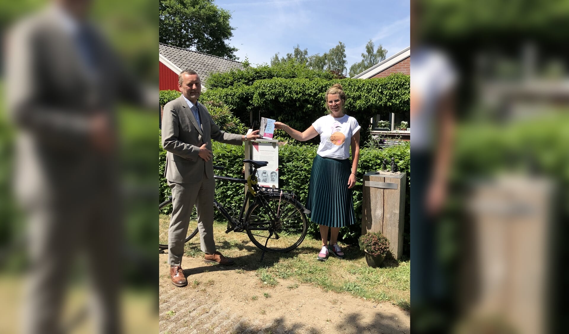 Herlinda ter Maat overhandigt het routeboekje aan burgemeester Anton Stapelkamp. Foto: PR