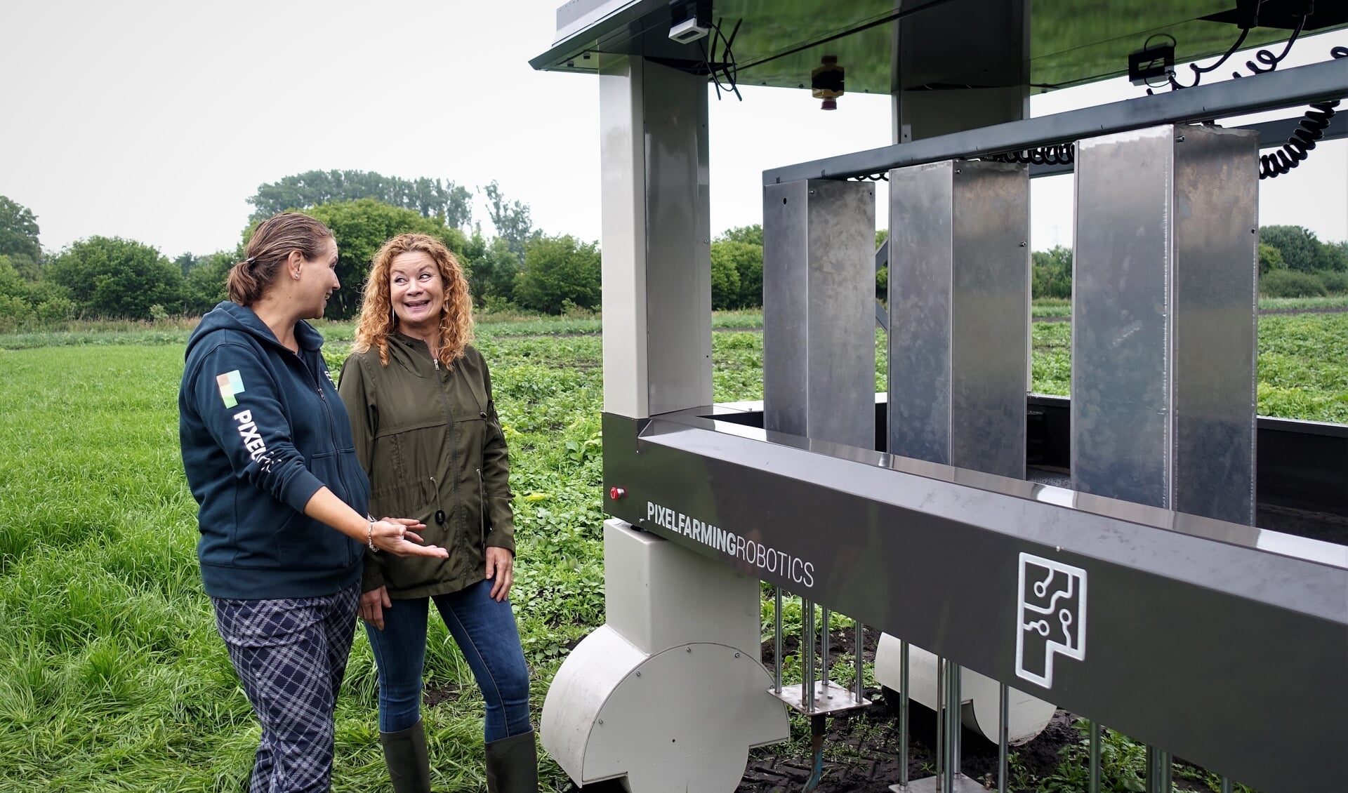 Cindy Hoetmer (l) en Winny van Buuren van De Velhorst bij de Robot One. Foto: Henri Bruntink