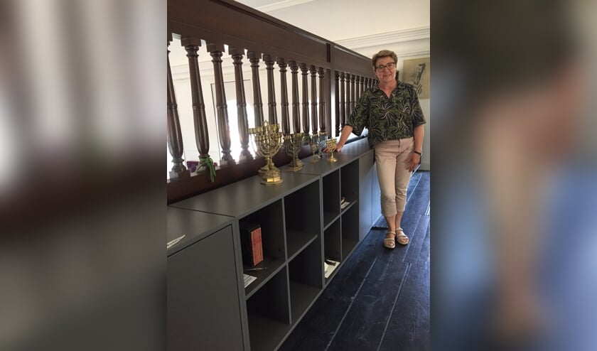 De nieuwe voorzitter, Riet Baarssen op de bijna voltooide herinrichting van de vrouwengalerij in de synagoge. Foto: PR