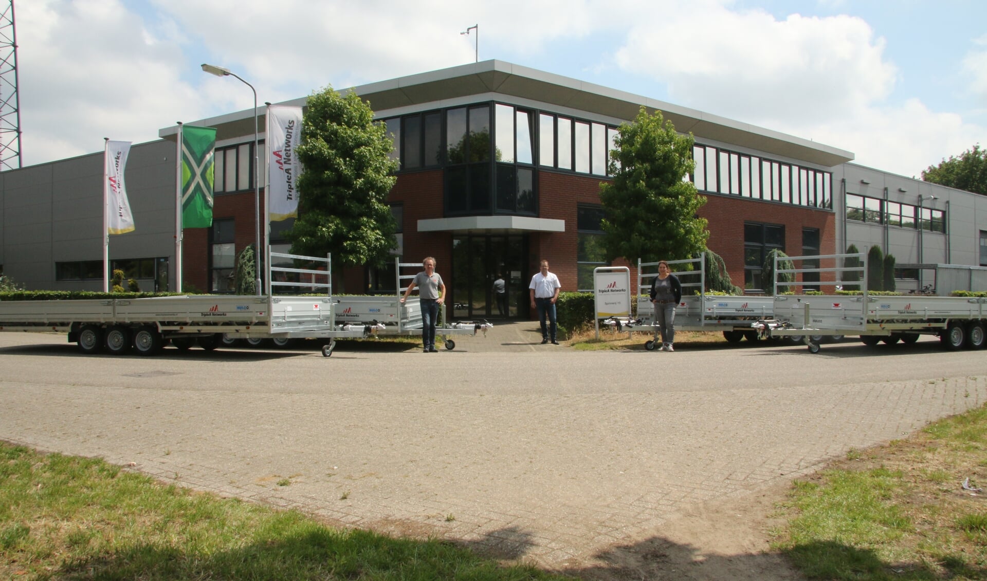 De nieuwe aanhangwagens, met Jan Dijk (links), Johan van Eerden en Wahleeah de Lang-Vaags. Foto: PR