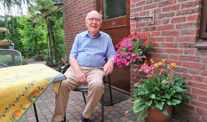 Pastor Theo Escher, zittend in de achtertuin van zijn woning. Foto: Theo Huijskes
