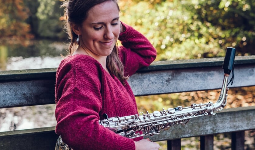 De Oostenrijkse Iris Guber speelt op saxofoon in de Walburgiskerk. Foto: PR