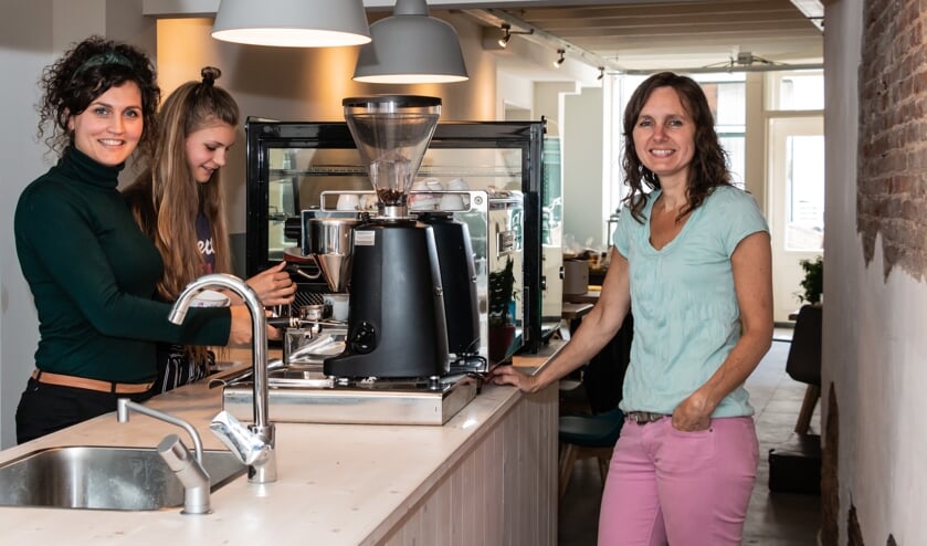 Andrea van der Ster (r.) met vrijwilligers in Koffiehuis Sparkle. Foto: Henk Derksen