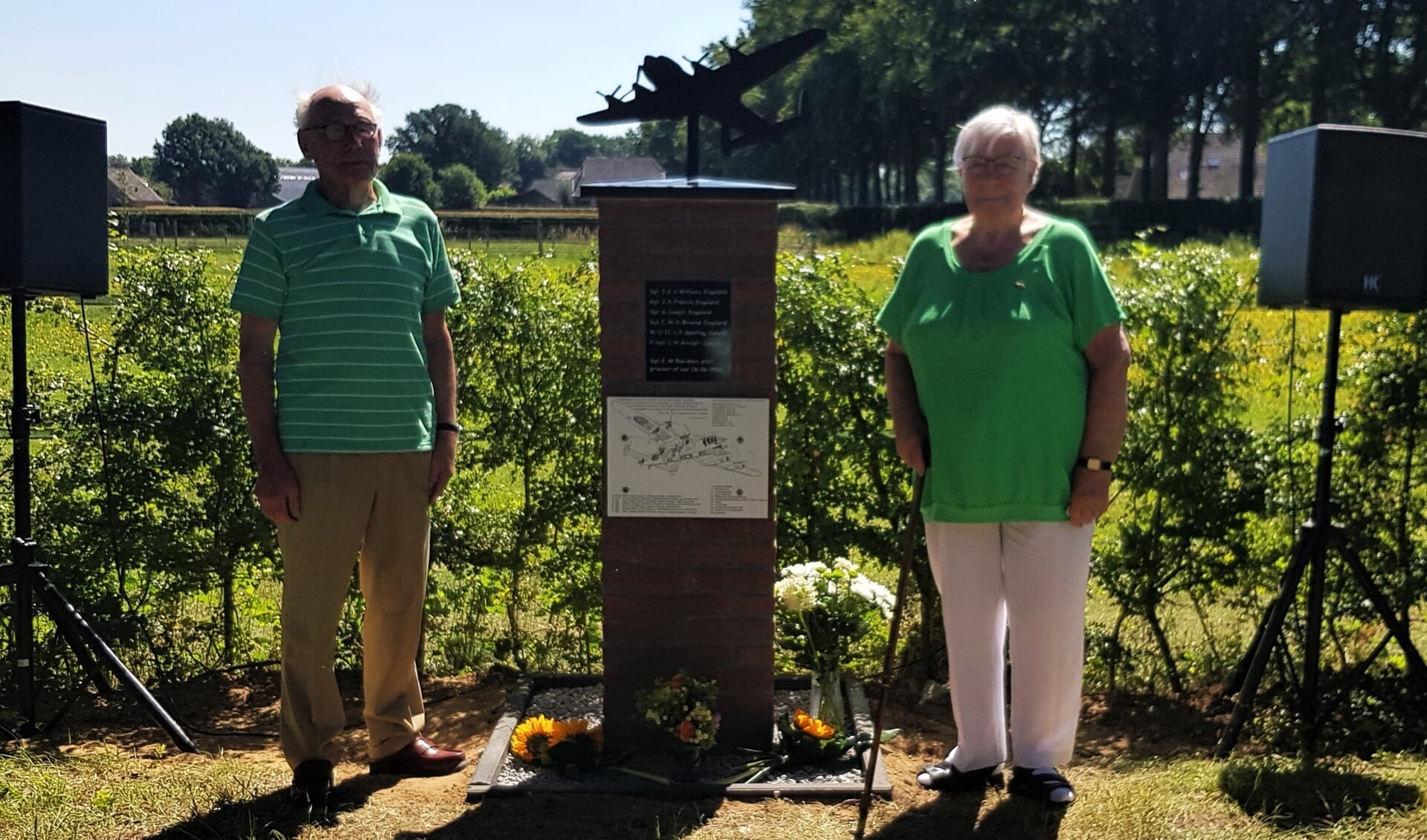 Antoon Hissink en Gerda Romeijn-Harenberg bij het door hen onthulde gedenkmonument. Foto: Alice Rouwhorst