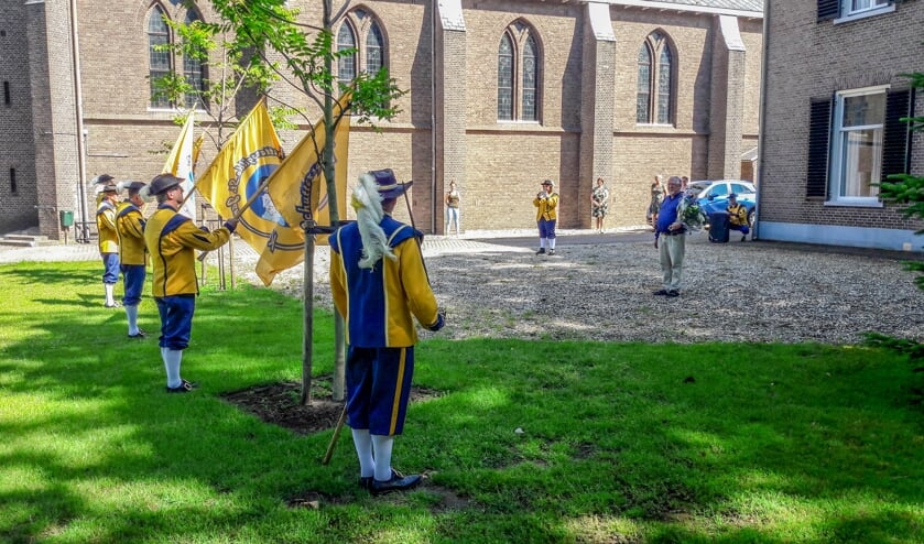 Vaandelhulde voor jubilerende pastoor Scheve voor de kerk in Keijenborg. Foto: St. Jan Keijenborg