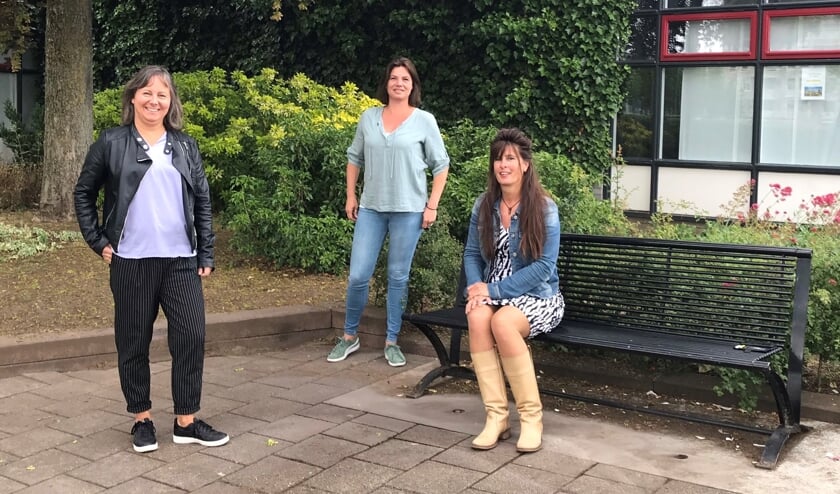 Cecile Elissen (links), Judith Arts en op de bank Greet Zweers. Zij is sociaal beheerder van centrum De Uitwijk in de Zuidwijken en treedt ter bevordering van kortere lijntjes tussen burgers en sociaal- en welzijnswerk per 1 juli toe tot het sociaal wijkteam. Eigen foto