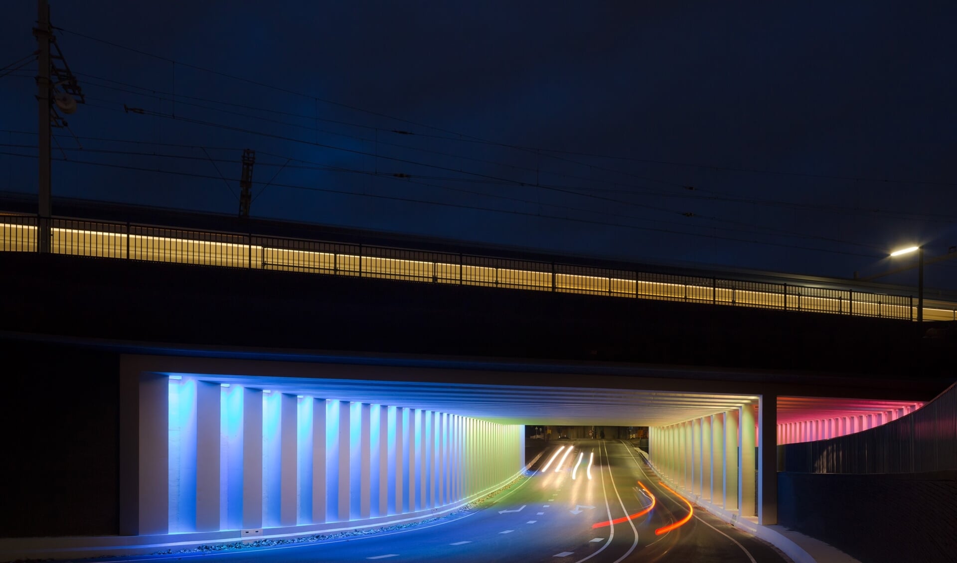 Elke lichtbron in de Marstunnel is individueel aanstuurbaar. Hiermee worden constant wisselende kleurbeelden gecreëerd. Foto: Jannes Linders