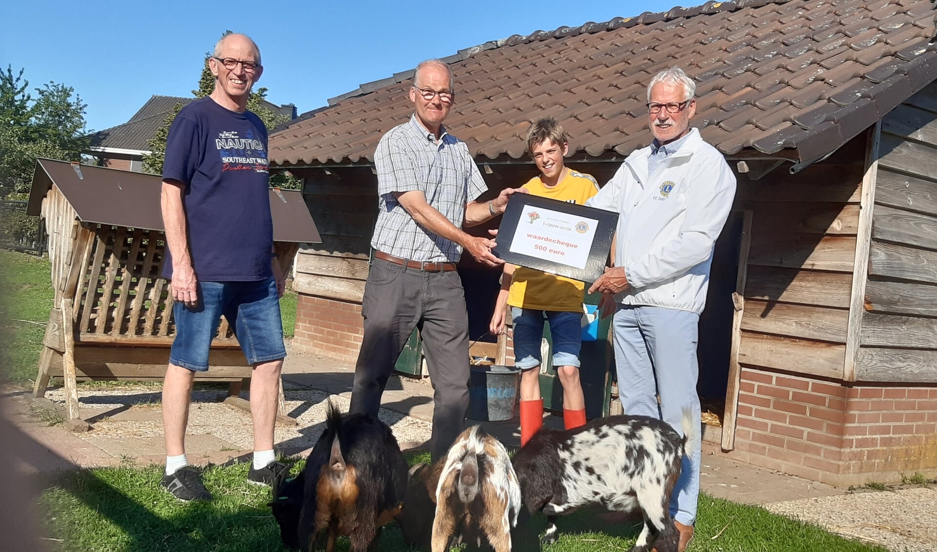 Lionspresident Paul van Haandel (r.) overhandigt de cheque aan de bestuursleden van dierenweide ’t Horseler Gerjan Wolsink (l.) en Paul Wissink. Dierenverzorger Julian Wallis kijkt toe. Foto: Paul Bombeld