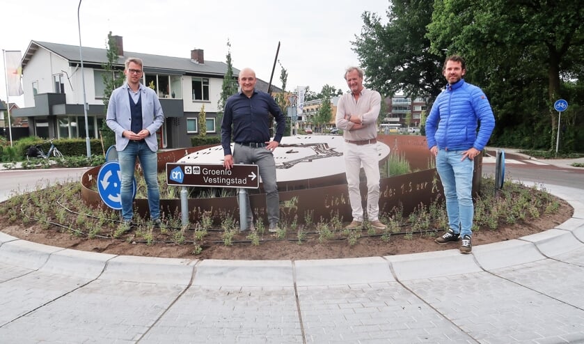 Vlnr wethouder Bart Porskamp en de initiatiefnemers Bas Wallerbosch, Peter Konings en Diderik Corts bij de nieuw ingerichte rotonde. Foto: Theo Huijskes