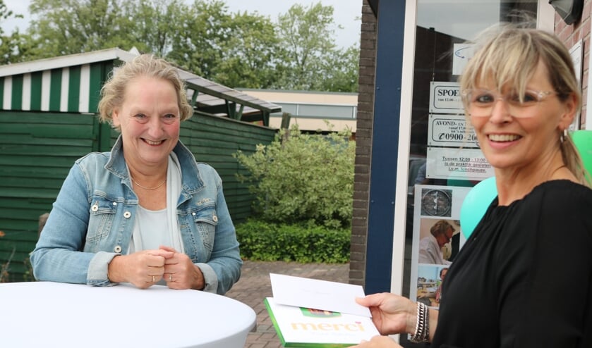 Op gepaste wijze nam Tilly Mud-Jagerman (l.) afscheid. Foto: Arjen Dieperink