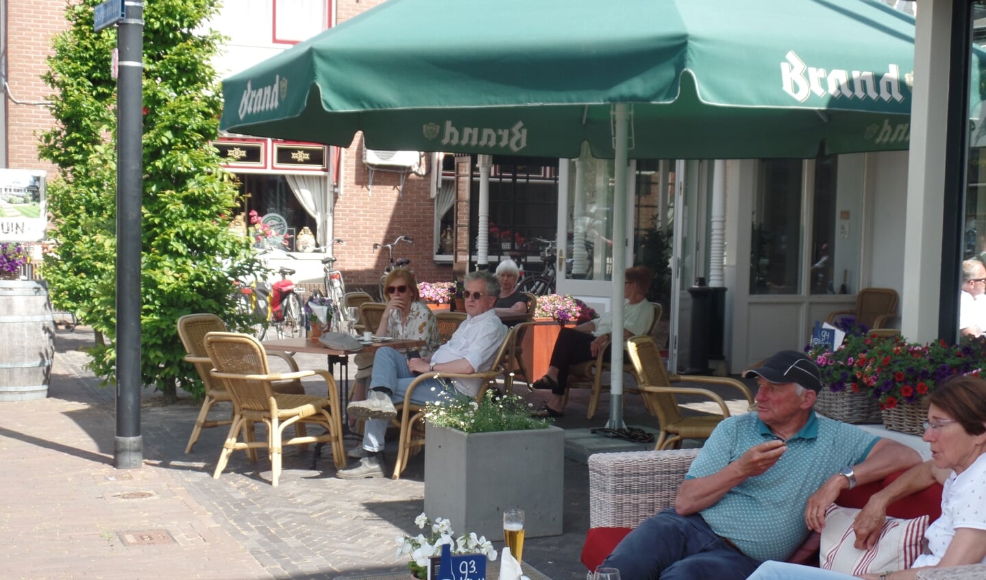 Lekker genieten van al die passanten op het terras bij Hotel Bakker. Foto: Jan Hendriksen