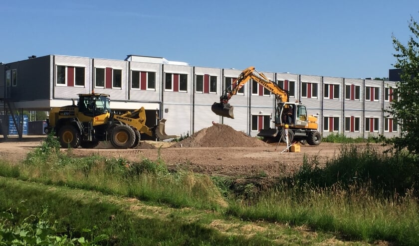 <p>De tijdelijke huisvesting van de Antoniushove, hier in aanbouw. Foto: archief Achterhoek Nieuws</p>